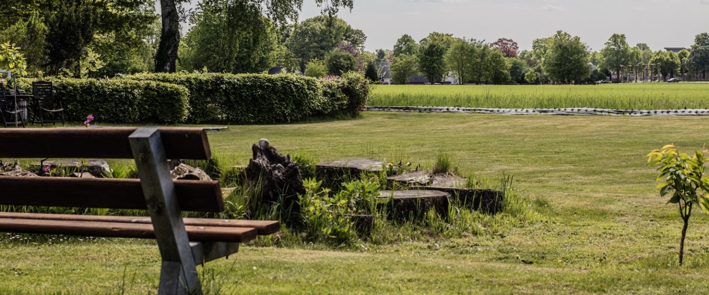 Zonnehuis tuin bankje